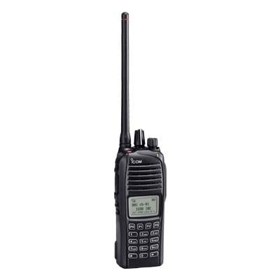 Radio digital NXDN en la banda de VHF, rango de frecuencia 136-174MHz, sumergible IP67, GPS interconstruido, opera en sistemas trunking tipo C.Batería, cargador, antena y clip incluidos. 